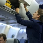 Taille minimum hôtesse de l’air en cabine : vérification sécurité au-dessus de la tête