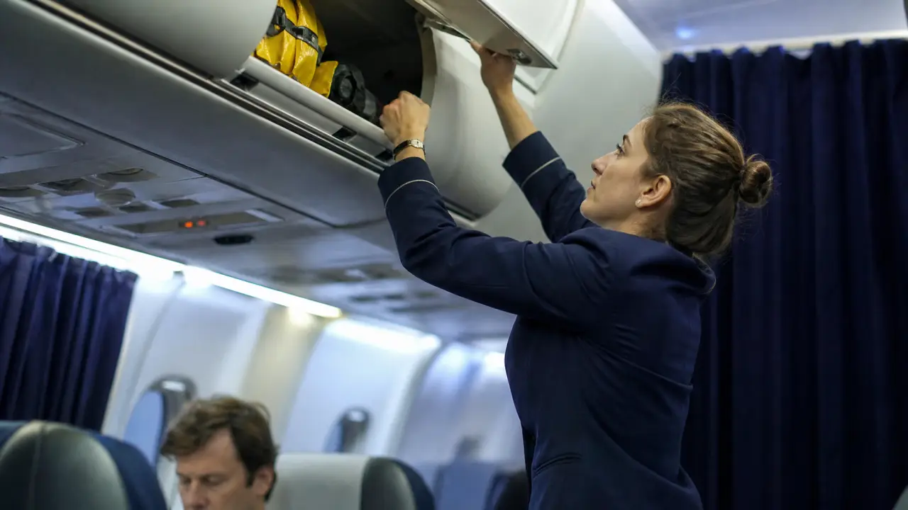 Taille minimum hôtesse de l’air en cabine : vérification sécurité au-dessus de la tête